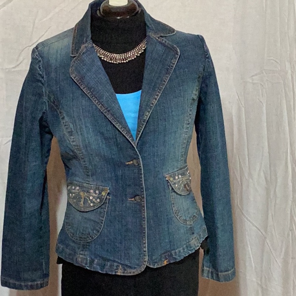 Elegant Women's Denim Jacket with Embellished Pockets